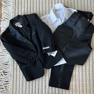 NWT Boys Tuxedo Jacket, Shirt, Vest, Pants, Socks, Bow Tie - Complete Set Sz: 5T